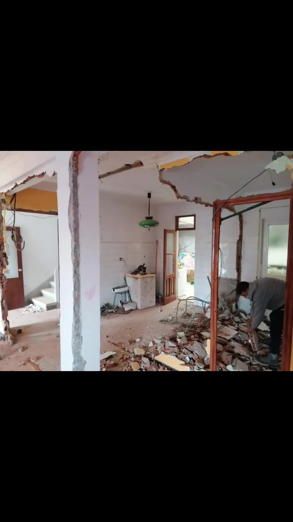 Obra en marcha en una vivienda de Ferrol, con encuentros abiertos y escombros de la retirada.