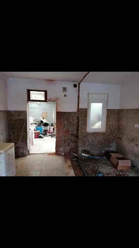 Paredes con revestimiento retirado y una franja del suelo abierta durante la reforma en Ferrol.