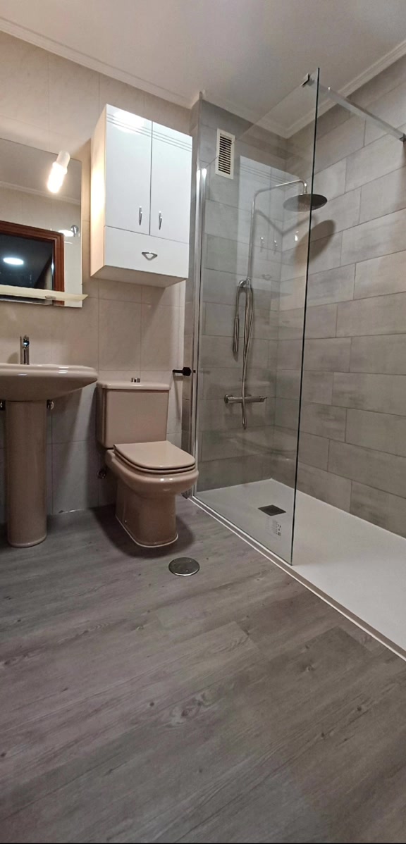 Ducha terminada en Ferrol con mampara, alicatado y suelo vinílico