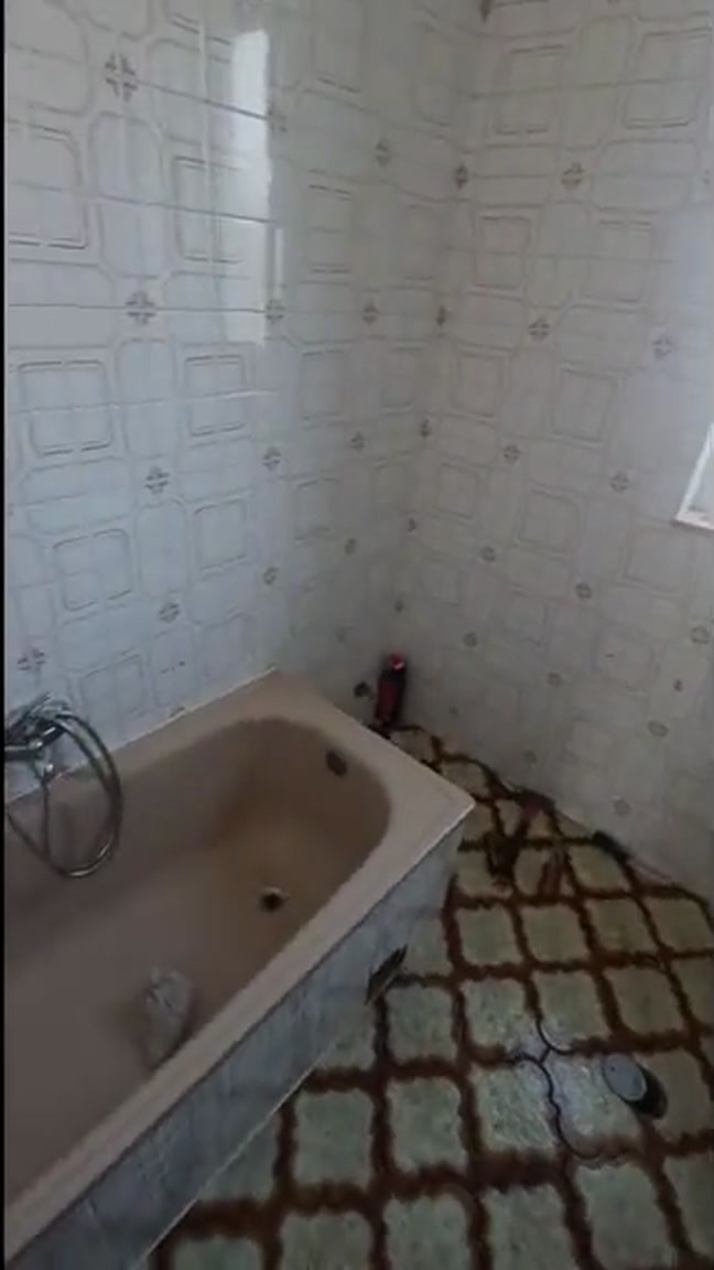 Baño de Valdoviño antes de la reforma completa, con la bañera y los revestimientos anteriores