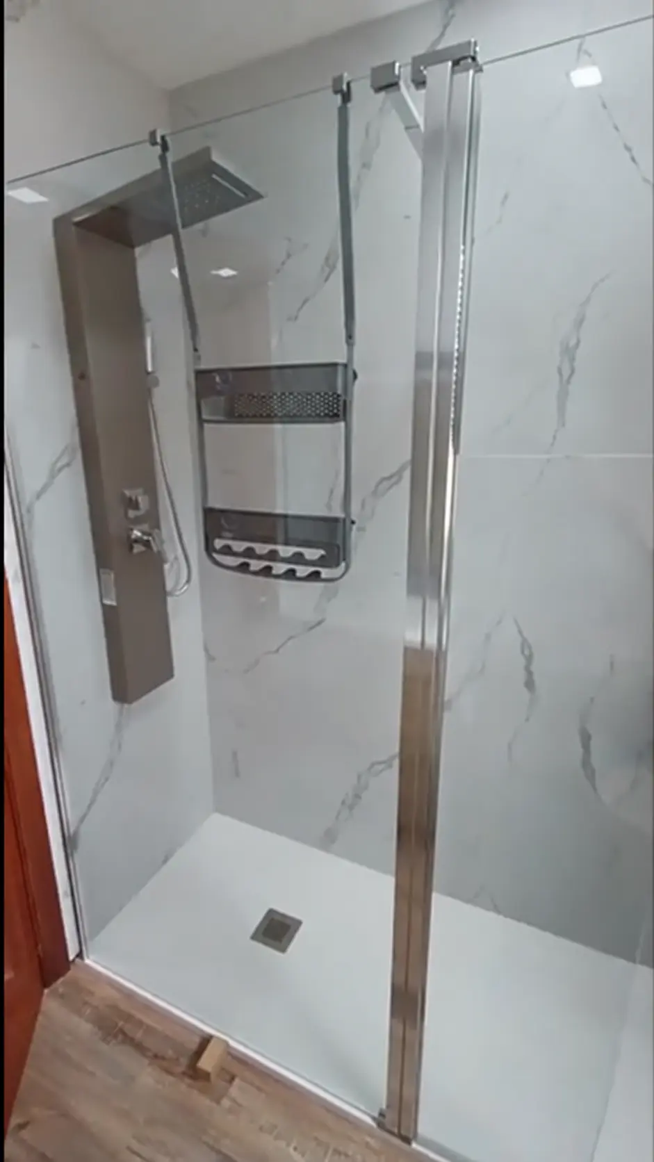 Ducha del baño reformado por completo en Valdoviño, en la foto retocada para retirar objetos personales