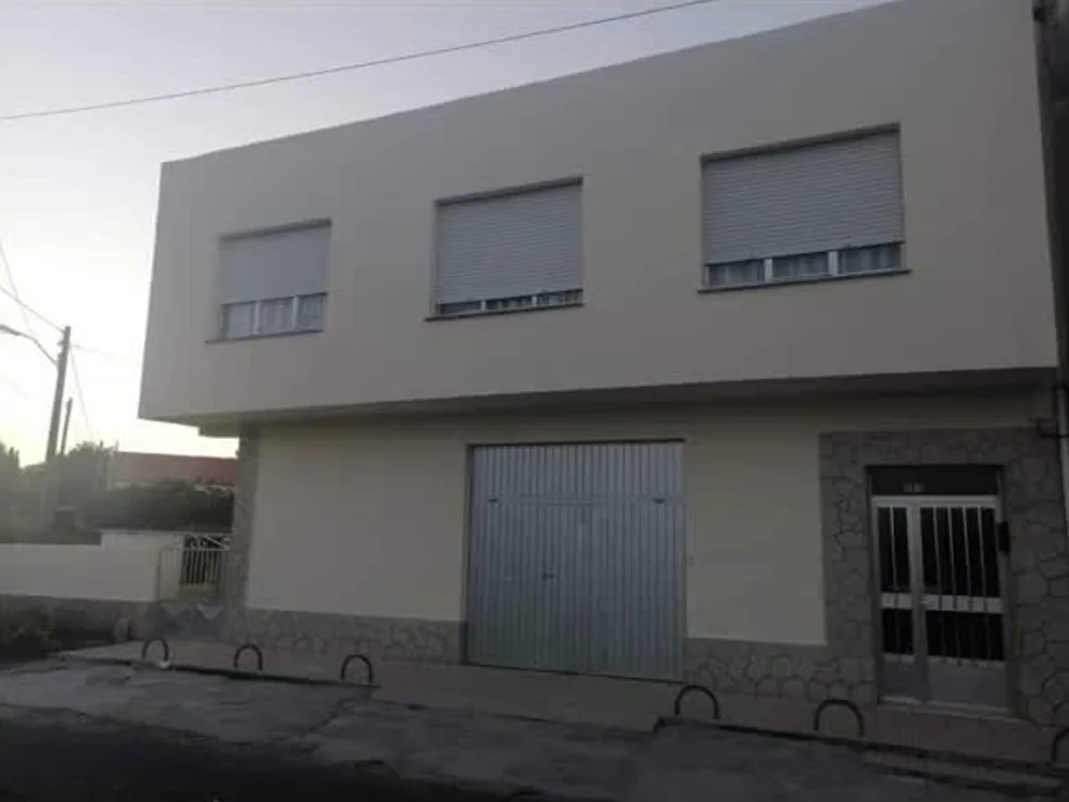 Vista frontal de una fachada de Ferrol tras el trabajo de pintura exterior de Arranxos Ferrol