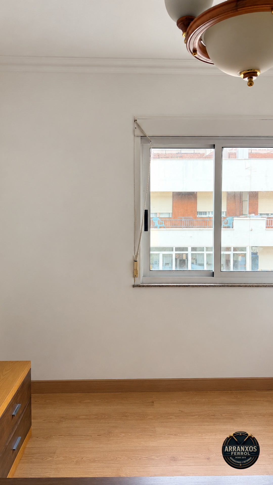 Pared interior de una vivienda de Fene tras su preparación y acabado con pintura anticondensación