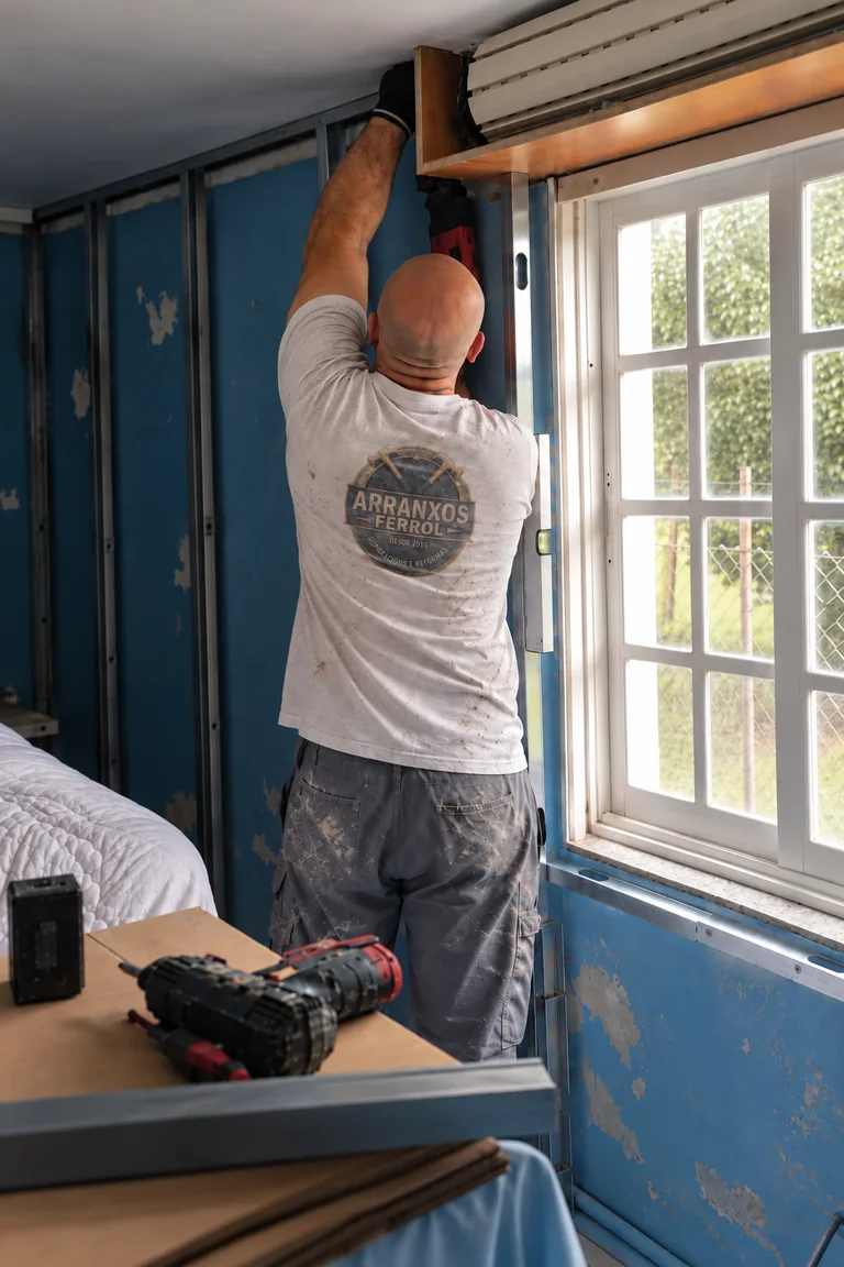 Profesional con la camiseta de Arranxos Ferrol trabajando junto a una ventana.