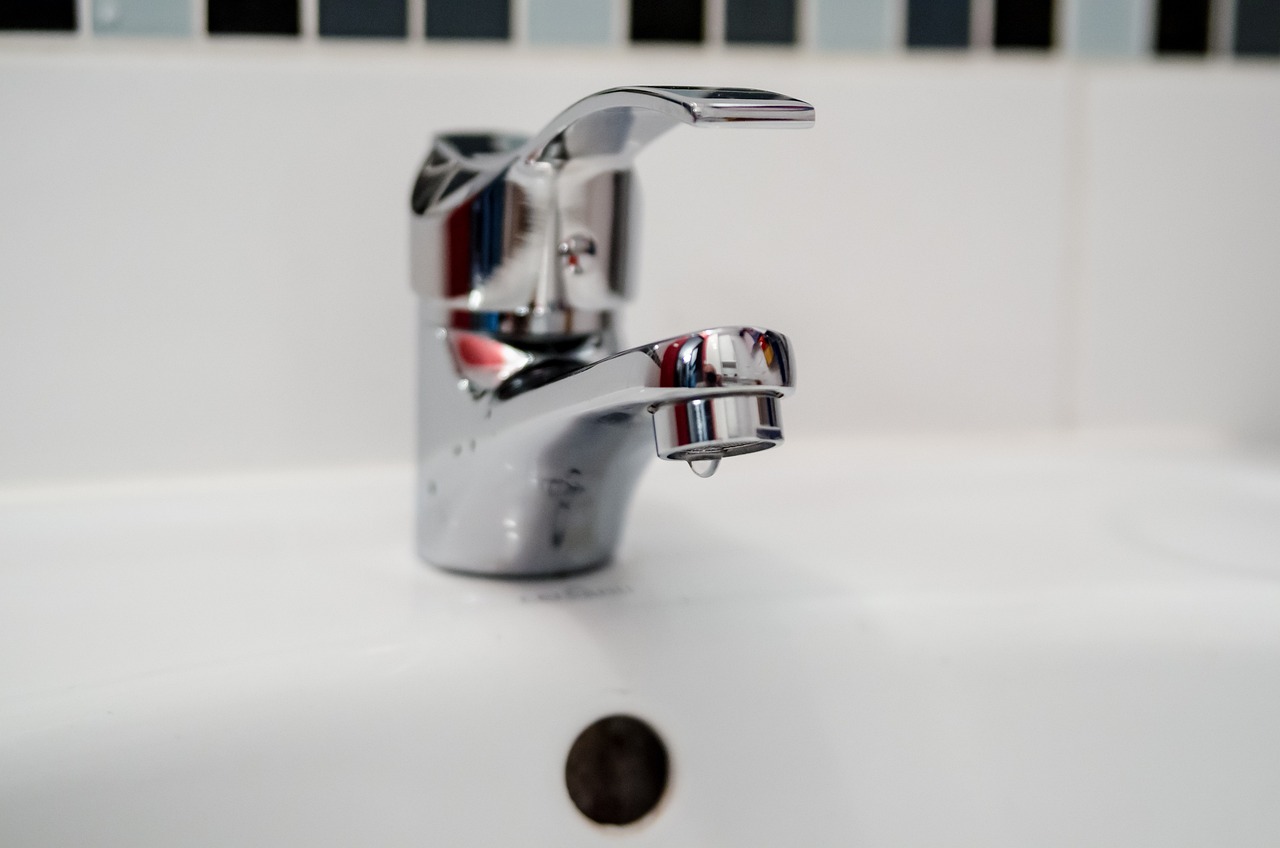Foto ilustrativa de un grifo monomando sobre un lavabo