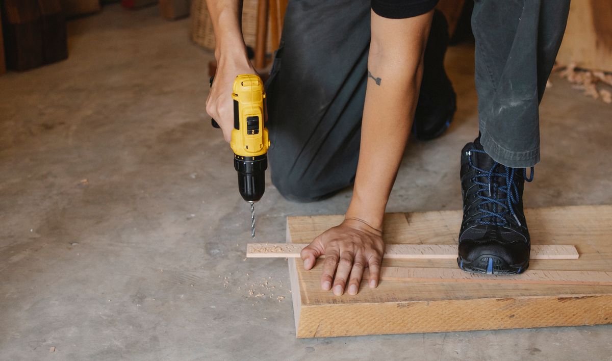 Foto ilustrativa de un trabajo de montaje con taladro y piezas de madera